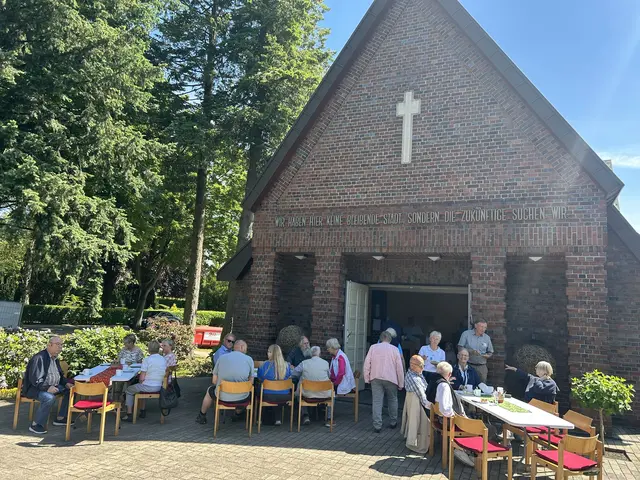 Gemütliche Beisammensein vor der Kapelle | Foto: Förderverein