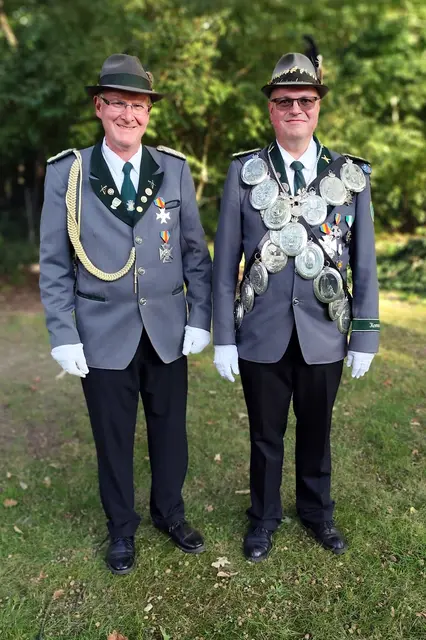 Adjutant und 1. Vorsitzender Olaf von Appen (li.), König Immo Röhl | Foto: Helga Westermann