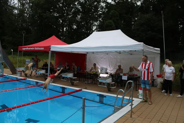 Samtgemeinde-Bürgermeister Jens Köster (re.) gab den Startpfiff zum Sponsorenschwimmen | Foto: ce