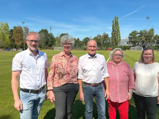 Projektleiter Lars Griese (v. li., Kaufmännische Gebäudewirtschaft), Bürgermeisterin Emily Weede, Horst Stender (1. Vorsitzender VfL Maschen), Angelika Tumuschat-Bruhn (Ortsbürgermeisterin Maschen/Horst/Hörsten) und Daniela Deichen (Amtsleitung Gebäudewirtschaft) | Foto: Gemeinde Seevetal