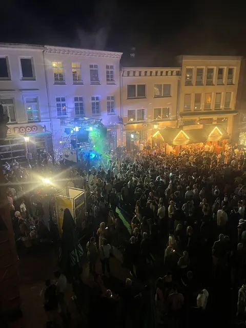 Der Rathausplatz lockte viele Besucherinnen und Besucher an | Foto: Nick Reinartz