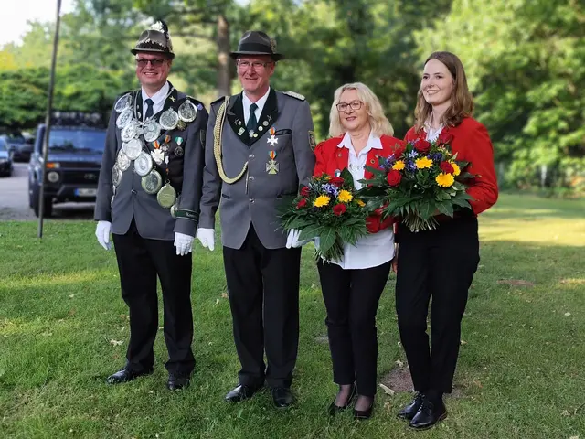 König Immo Röhl (v.li.), Adjutant und 1. Vorsitzender Olaf von Appen, Damenkönigin Susdanne von Appen, Adjutantin Lara-Michelle Gehrs | Foto: Helga Westermann