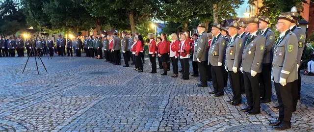 Zapfenstreich Schloßplatz vor dem Marstall | Foto: Helga Westermann
