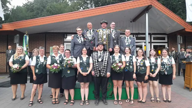 Das sind die neuen Würdenträger in Harsefeld: Katharina Heller, Dritte Dame
Gerda Deden, Adjutantin der Besten Dame
Gabi Klindt, Adjutantin der Besten Dame
Kerstin Sensen, Beste Dame
Vicky Fitschen, Zweite Dame
Jeanette Gross, Wanderkette der besten gewesenen Damen
Vivien Meybohm, Adjutantin des Jungschützenkönigs
Marvin Gerken, Jungschützenkönig
Pia Thesen, Jungschützenkönigin
Jasmine Praszler, Adjutantin der Jungschützenkönigin
Samira Remmert, Glückskönigin
Alina Praszler, Bester Jungschütze Freihand
Vanessa Horn, Bester Jungschütze Auflage und beste gewesene Jungschützenkönigin
oben von links:
Valentin Abb, Vogelkönig
Oli Thesen, Adjutant 
Kjeld Askan Iden, Schützenkönig
Sven Deden, Adjutant sowie Bester Mann Auflage
Christoph Brunkhorst, Bester Mann Freihand | Foto: Schützenverein