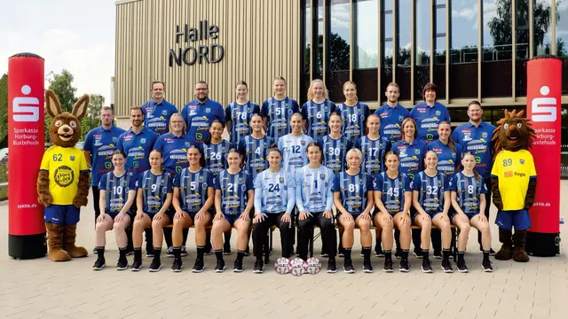 Die Mannschaft: HINTEN VON LINKS: Mannschaftsarzt Dr. Kai Raabe, Betreuer Andreas Gubernatis, Lucy Strauchmann, Lin Lück, Aida Mittag, Johanna Andresen, Physio Björn Meyer, Physio Sabine Albrecht.

MITTE VON LINKS: Trainer Jonas Schlender, Athletik-Trainer Curtis Klein, Physio Hannah Lemmermann, Christin Kaufmann, Larissa Kroepel, Oliwia Kamińska, Fleur Schouten, Enna Oberländer, Torwarttrainerin Debbie Klijn, Physio Tessa-Marie Höft, Co-Trainer Philipp Warnholtz.

UNTEN VON LINKS: Anika Hampel, Paula Mews, Maj Nielsen, Nele Franz, Sophie Fasold, Nikki van der Vorst, Ruslana Litvinov, Carina Senel, Isa Ternede, Lilli Frey | Foto:  Carina Schrödter / Fotostudio Augenblicke