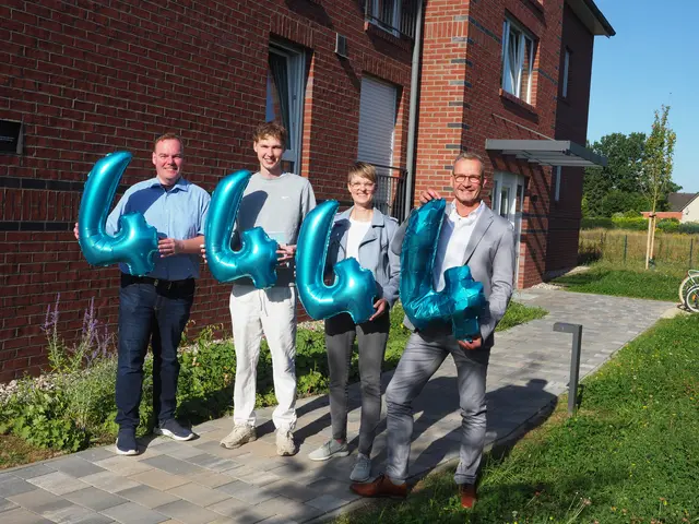 Samuel Boel (2. v. li.) als 4.444. Glasfaser-Kunde mit (v. re.) Stadtwerke-Geschäftsführer Hans-Georg Preuß, Mitarbeiterin Stephanie Witte und Bürgermeister André Wiese | Foto: Stadtwerke Winsen