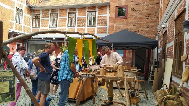 Ein Wippdrechsler präsentiert seine Arbeit im Innenhof des Schlosses | Foto: Museum im Marstall