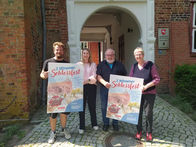 Tammo Hinrichs (Museum im Marstall) , Silke Heitmann (Sparkasse Harburg-Buxtehude), Rolf und Giesela Wiese (GiRoWi-Stiftung) freuen sich auf das zweite Winsener Schlossfest | Foto: Museum im Marstall