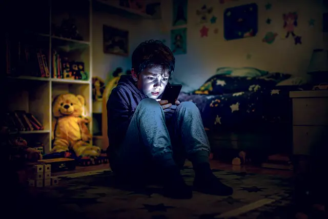 Junge mit Smartphone (Symbolbild) | Foto: KI/msr