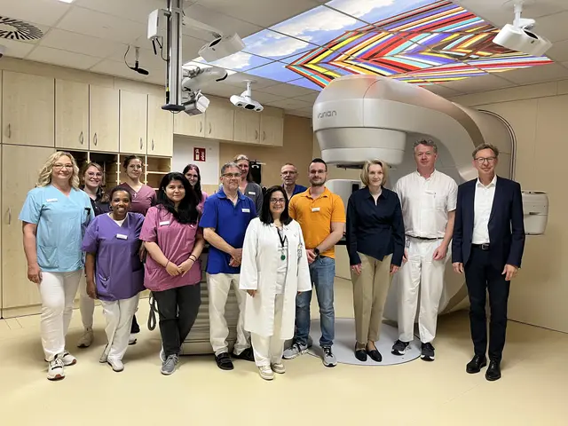 Die Geschäftsführung der Krankenhäuser Buchholz und Winsen, Dr. Franziska von Breunig (3. v. re.) und Dr. Martin Meyer (re.), mit Chefarzt Dr. Günther Bohlen (2. v. re.) und dem Team der Strahlentherapie bei der offiziellen Einweihung des zweiten Linearbeschleunigers am Krankenhaus Buchholz | Foto: Krankenhäuser Buchholz-Winsen