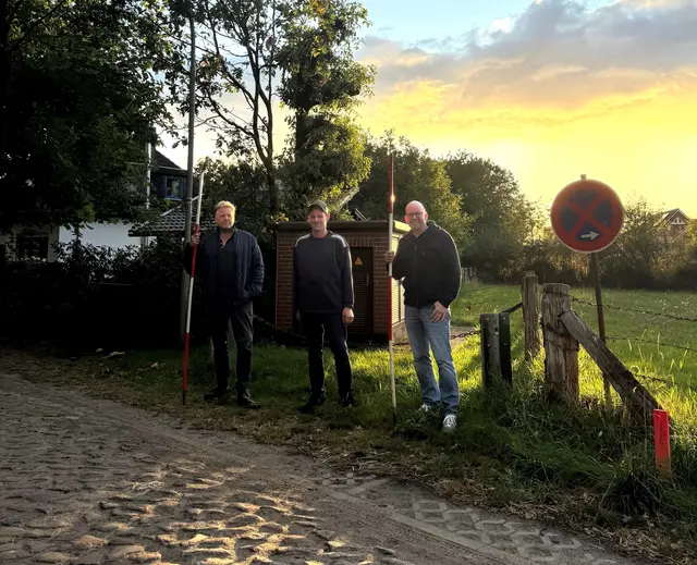 Bürgermeister Dierk Beneke (v. li.), Eigentümer Christoph Vogt und Alexander Schultz, Vertreter des Bürgermeisters an der neuen Verbindung | Foto: Alexander Schultz