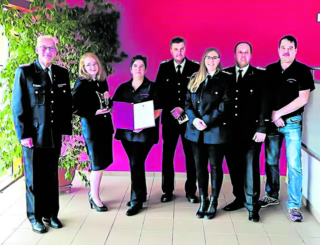 2022 erhielt die AED-Gruppe der Freiwilligen Feuerwehr Wedel als Lebensretter den Fredenbecker Ehrenpreis | Foto: Wolfgang Weh