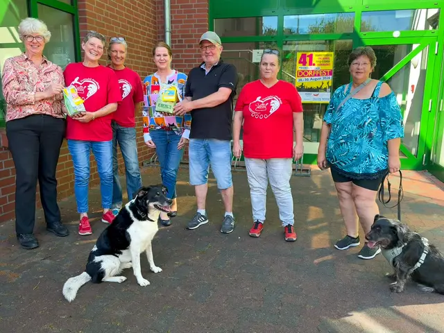 Beim Dreijährigen der Tiertafel-Futterausgabe in Seevetal (v. li.): Bürgermeisterin Emily Weede, Christine Boll (Gründerin des „Besitzerhunde e.V.“), Bianca Ziegar, Sabine Strate (Ehrenamtsbeauftragte), Ortsbürgermeister Peter Langenbeck, Andrea Williams und Martina Kalina sowie  vorne: "Melody (li.) und "Lino" | Foto: Gemeinde Seevetal
