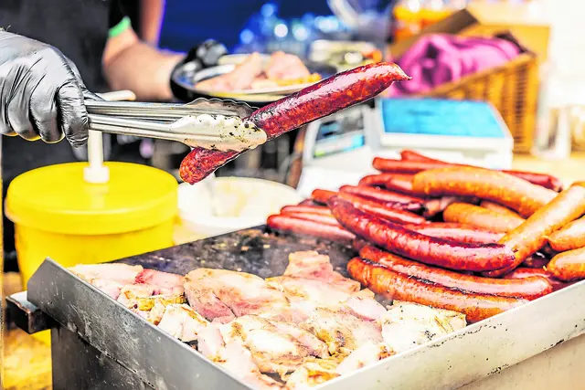 Für die Gäste gibt es u.a. Bratwurst und mehr vom Grill | Foto: AdobeStock / weyo