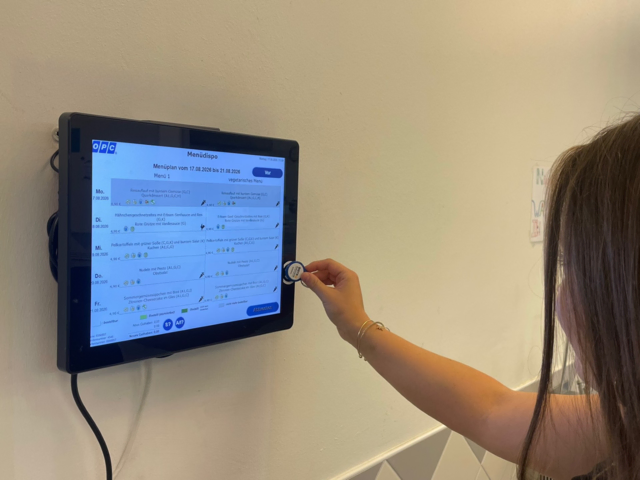Das neue Terminal im Einsatz: Erleichtert die Essenswahl und zeigt auch das Guthaben auf dem Bistrochip an | Foto: Schulvereins Luhe-Gymnasium