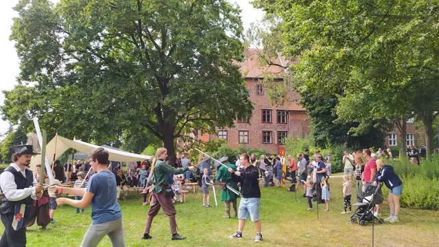 Im Schlosspark können Besucher selbst zum Schwert greifen | Foto: Museum im Marstall
