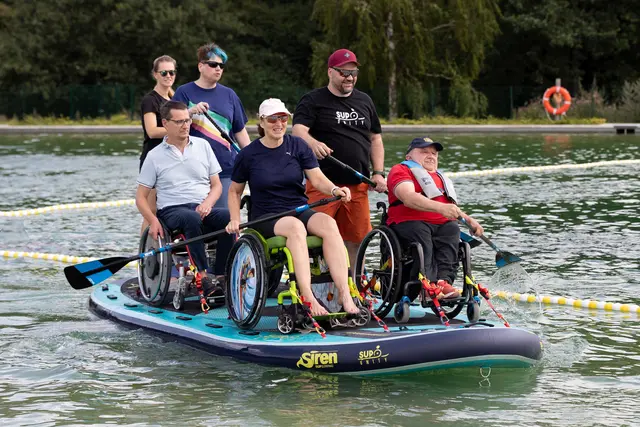 Eine kleine Runde Stand Up Paddling, auch im Rollstuhl. Das ließ sich auch der Sportschütze Josef Neumaier nicht entgehen | Foto: ks