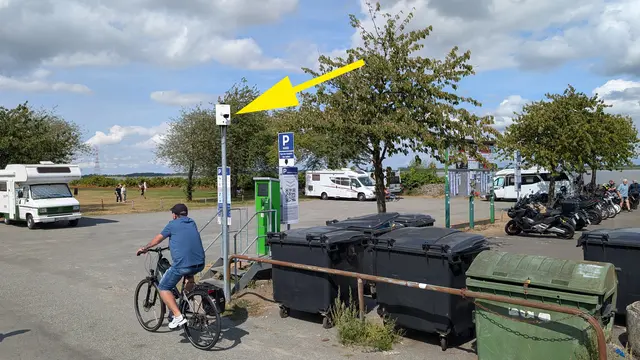 Nur drei "WoMo"s stehen am Lühe-Anleger. Jedes Fahrzeugkennzeichen wird mit einer Kamera erfasst (Pfeil) | Foto: jd