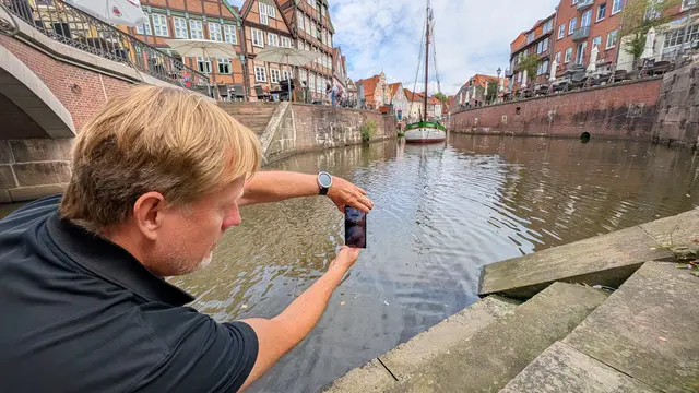 Ein Fotoklassiker: Der Stader Hansehafen mit dem Ewer "Willi". martin Elsen steigt dafür hinunter bis zum Wasser | Foto: jd