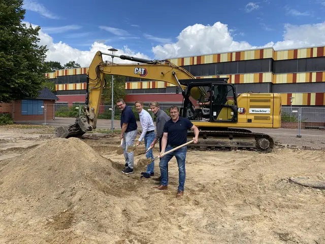 Erster Spatenstich mit (v. li.): Samtgemeinde-Bürgermeister Holger Falcke, Schulleiter Friedemann Reinhard, Architekt Bernd Mügge und Bauamtsleiter Martin Wist | Foto: SG Oldendorf-Himmelpforten