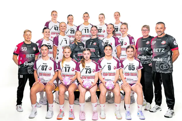 Das Team der Handball-Luchse mit Team-Manager Sven Dubau (li.), Trainer Dubravko Preclec (re.) und Silke Christiansen (Torfrauen-Trainerin) | Foto: Gleis 11 / Jens Schierenbeck