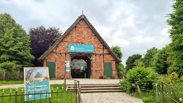 Plattdeutsch weitergeben - der Lüneburgische Landschaftsverband lädt zum „Schoolmesterdag“ am Donnerstag, dem 8. Oktober, ins Freilichtmuseum am Kiekeberg ein. | Foto: FLMK