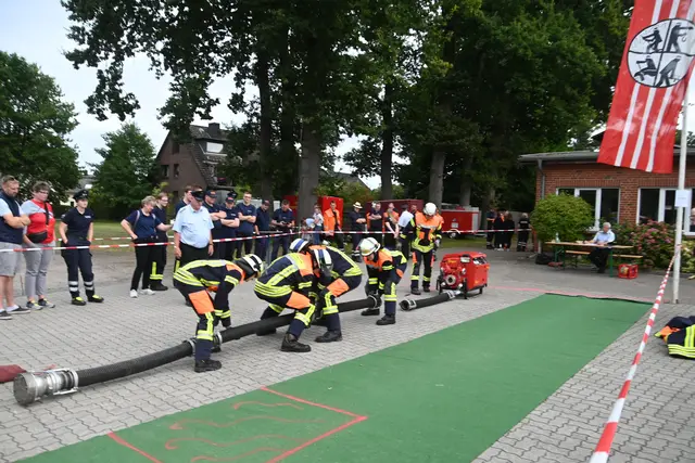 Auch die Leistungsvergleiche der Brandschützer - wie hier beim Kreisfeuerwehrtag 2025 in Tostedt - stehen wieder auf dem Programm | Foto: Mathias Wille