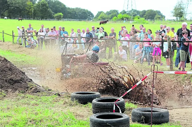 Das Publikum bekommt am Wassergraben auch den Schlamm zu spüren | Foto:  van Gunst