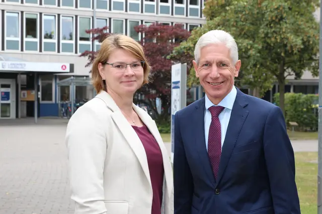 Landrat Rainer Rempe (re.) freut sich, dass Janine Stebner-Pietruska die Leitung der Abteilung Besondere Leistungen für Kinder und Jugendliche übernommen hat | Foto: Landkreis Harburg