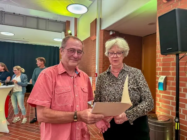 Michael Obschonka (li.) radelte in drei Wochen mehr als 4.000 Kilometer und wurde von Emily Weede geehrt | Foto: Gemeinde Seevetal