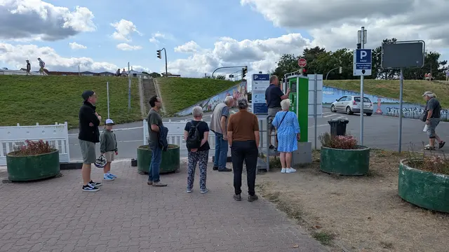 Warten am Parkautomaten: Viele Besucher brauchen erst einmal eine gewisse Zeit, um das neue Parksystem zu verstehen | Foto: jd