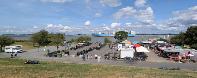 Der Lühe-Anleger am vergangenen Sonntagmittag: Während der Motorrad-Parkplatz (Mitte) einigermaßen gefüllt ist und die Imbissbuden leidlich besucht sind, herrscht auf dem Wohnmobil-Stellplatz (li.) gähnende Leere | Foto: jd