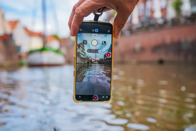 Ein Tipp für das perfekte Foto vom Hafenbecken: das Smartphone möglichst nah über die Wasseroberfläche halten | Foto: jd