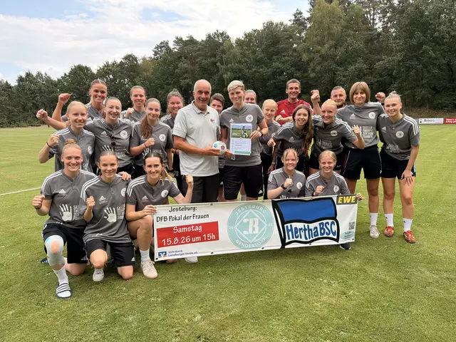 Frank Dohnke (Mitte), Vorsitzender des NFV-Kreises Harburg, überreichte im Rahmen des DFB-Pokalspiels gegen Hertha BSC die Urkunde sowie Präsente des DFB an Mannschaftsführerin Annalena Otto und an die gesamte Mannschaft des FC Jesteburg-Bendestorf | Foto: FC