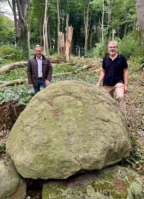 Landrat Kai Seefried (li.) und Kreisarchäologe Daniel Nösler haben sich vor Ort die Situation bei den Großsteingräbern angeschaut | Foto: Landkreis Stade