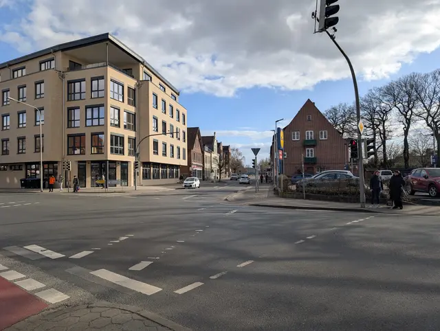 Ist die Kreuzung der Bahnhofstraße/Hansestraße in Winsen zu gefährlich? Zweimal binnen kurzer Zeit wurden  ein Radfahrer und eine E-Scooter-Fahrerin von Pkw-Fahrern übersehen | Foto: Filter