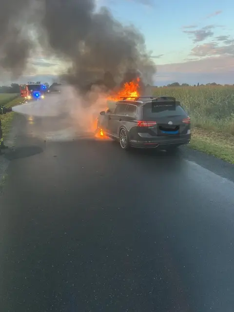  Auto im Vollbrand | Foto:  Feuerwehr Nordkehdingen