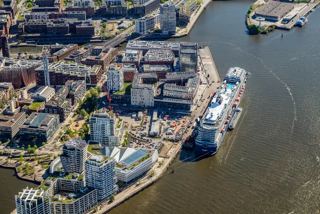 Ziel vieler Luxusliner ist das Kreuzfahrtterminal an der Hamburger Hafencity. Auf dem Bild ist das "Mein Schiff 7" zu sehen | Foto: Martin Elsen/nord-luftbilder.de