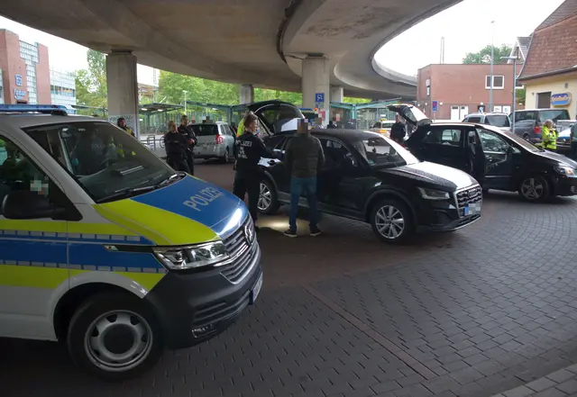 Im Bahnhofsbereich wurden Verkehrskontrollen und Durchsuchungen durchgeführt | Foto: Polizeiinspektion Stade