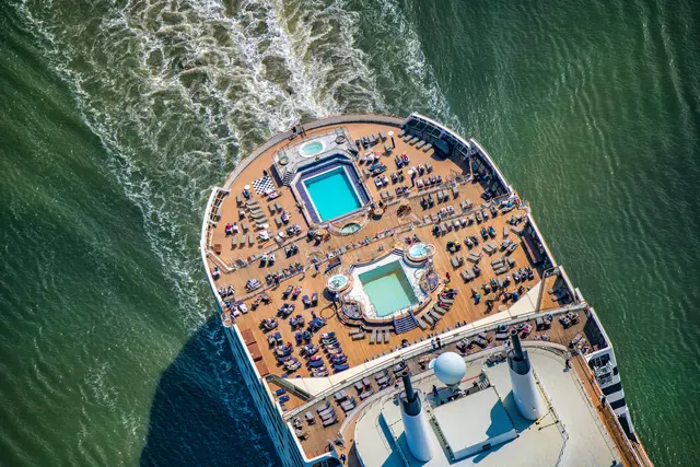 Hier lässt es sich auf einer Kreuzfahrt gut aushalten: Das Achterdeck der "Queen Mary 2"  | Foto: Martin Elsen/nord-luftbilder.de