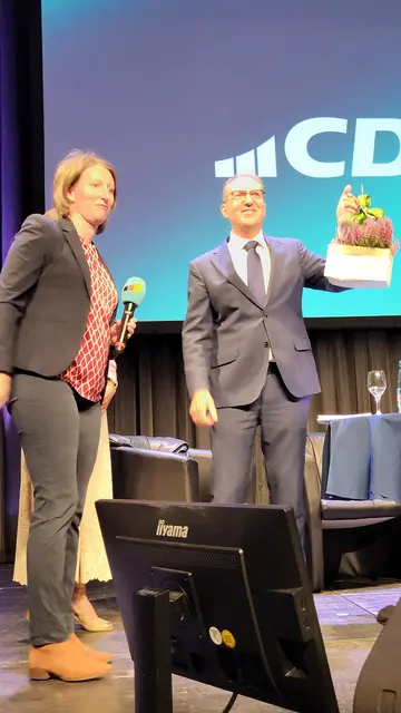Als Abschiedsgeschenk erhielt Alexander Dobrindt ein Stück Heide von Sophie Arps, die er jetzt mit nach Bayern nehmen kann | Foto: sh