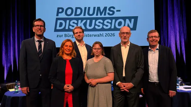 Die Kandidaten Bernhard Unger, Grit Weiland, Oliver Weiß (Moderator der Podiumsdiskussion), Heike Werner, Michael Riedl und Dirk Hirsch bei der Podiumsdiskussion in der Buchholzer Empore