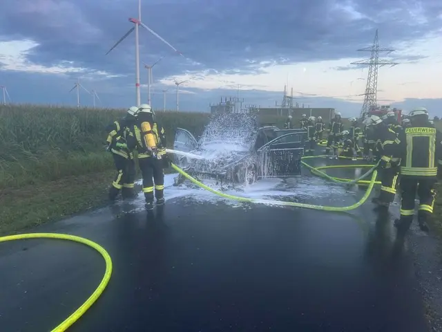 Die Einsatzkräfte bei den Löscharbeiten | Foto:  Feuerwehr Nordkehdingen