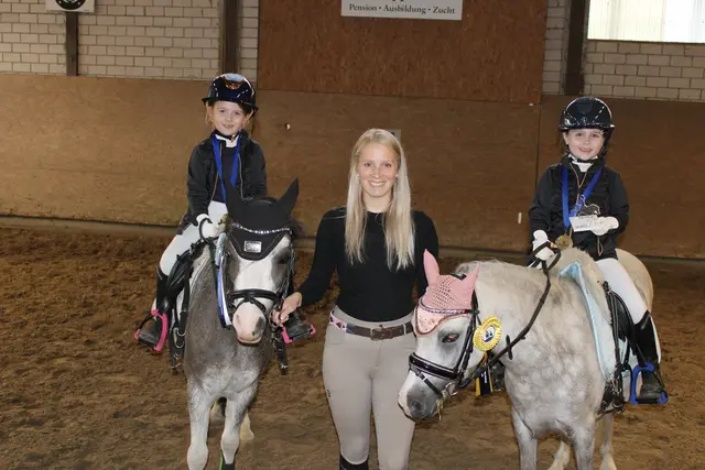Beim Training: Fe Böse (6, re.) und ihre Schwester Joy (5) mit Reitlehrerin Melina Artzenroth | Foto: ce