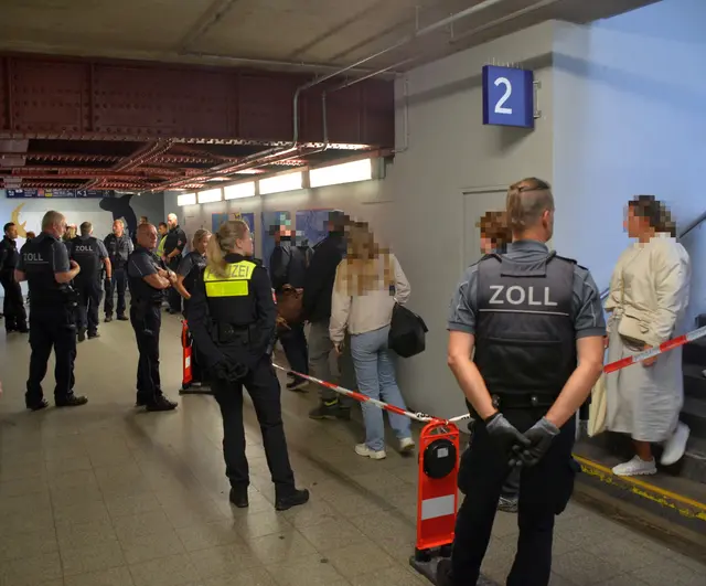 Im Bahnhofstunnel wurden Fahrgäste einzeln kontrolliert | Foto: Polizeiinspektion Stade