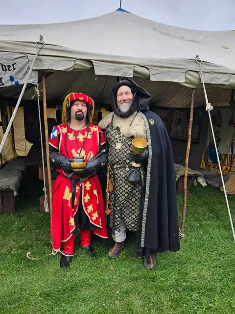  Die Schausteller präsentieren sich in mittelalterlichem Outfit | Foto: Kranzbinder Beckdorf e.V.
