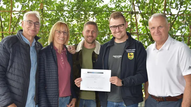 Symbolische Scheckübergabe - 
Henry Bielefeldt (v. li.), Felicitas Richter, Fabian Severloh, Gemeindejugendfeuerwehrwart Tim Peters, 
Hagen Preuß | Foto: Gewerbeverein Rosengarten
