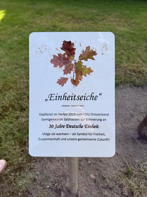 Das Schild erinnert an den Anlass der Eichenpflanzung | Foto: CDU-Ortsverband Samtgemeinde Salzhausen