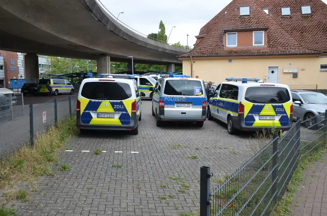 Einsatzfahrzeuge am Bahnhof | Foto: Polizeiinspektion Stade