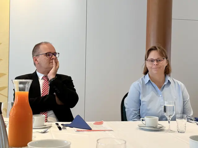 Niedersachsens Wirtschaftsminister Grant Hendrik Tonne diskutierte gemeinsam mit Heike Werner mit Unternehmern aus Buchholz